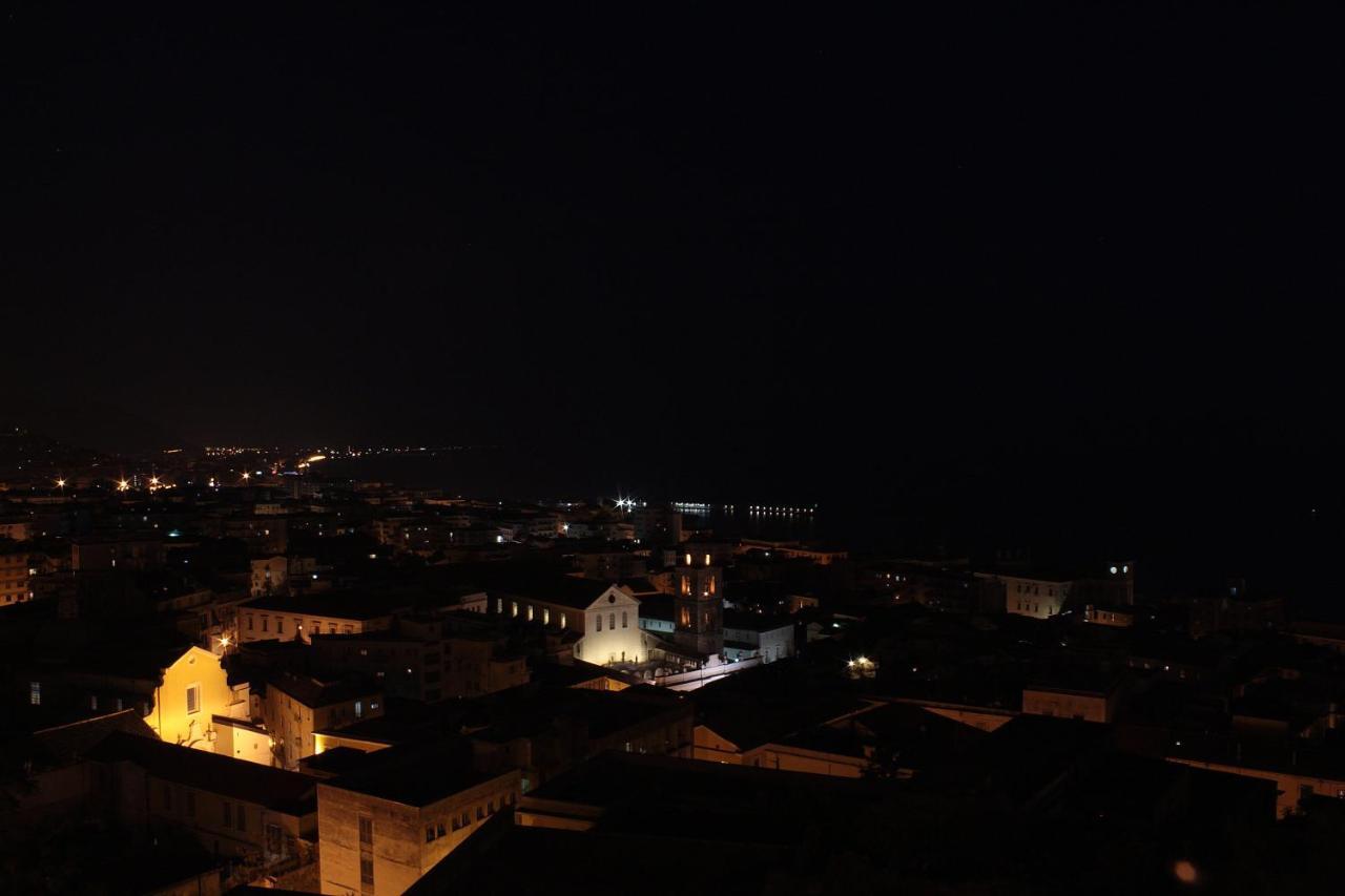 サレルノLoft Panoramico Al Centro Storicoアパートメント エクステリア 写真